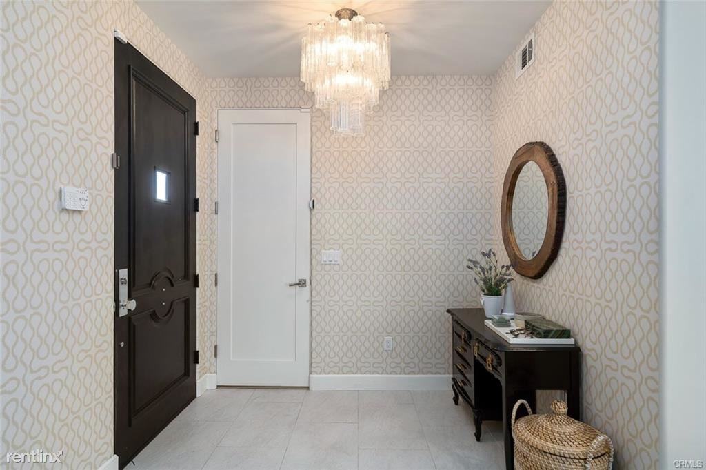 1745 S Barrington Ave - Photo 3 of 6