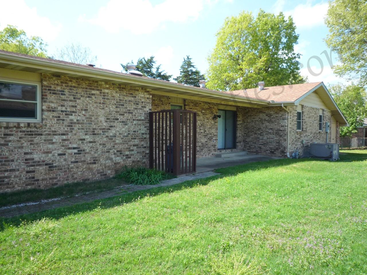 1801 Van Buren Ave - Photo 3 of 20