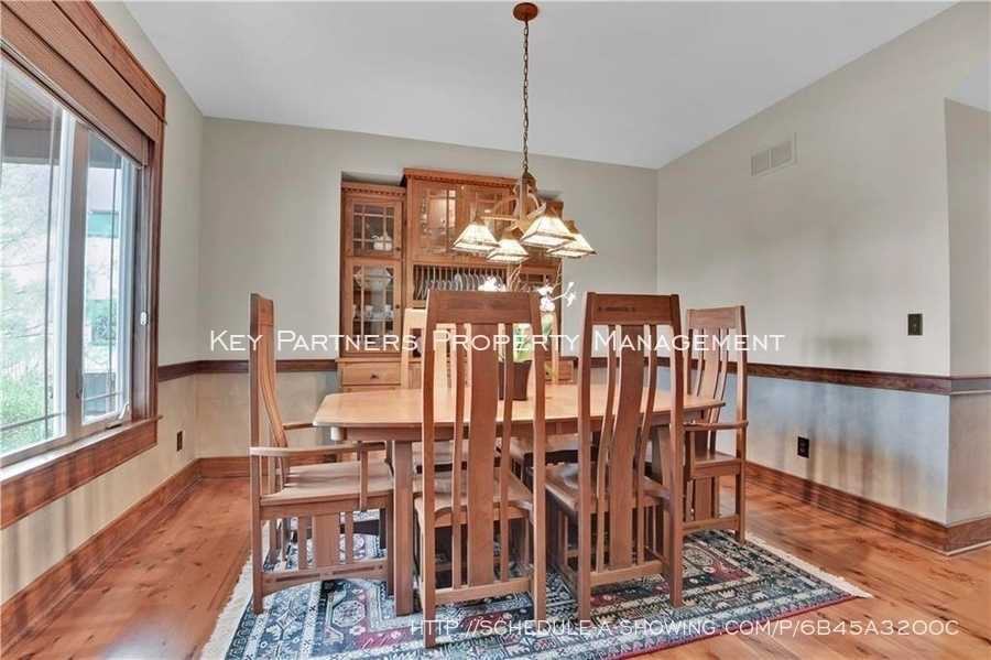 16211 Overbrook Ln - Photo 3 of 10