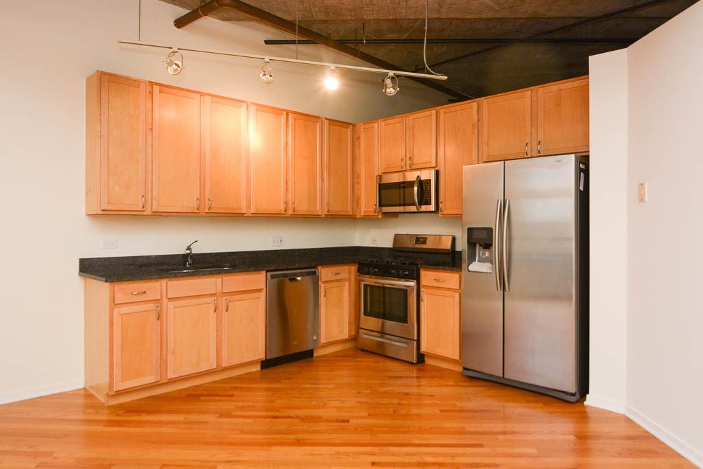 933 W Van Buren St #821 - Photo 3 of 20