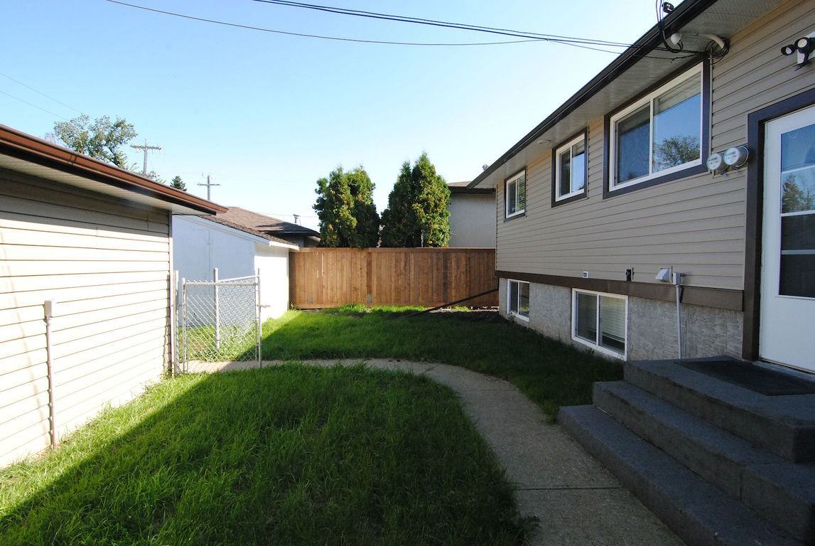 2 Bed 1 Bath Basement Suite **In Suite Laundry**Utilities incl. - Photo 3 of 13