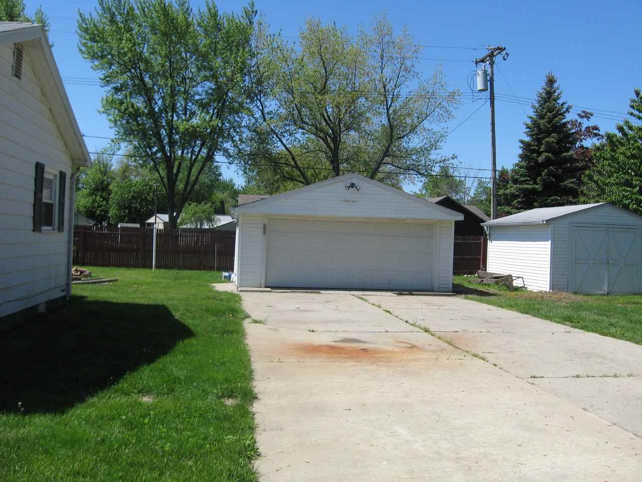 3048 Lakeview St - Photo 3 of 15