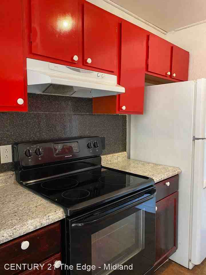 1617 Hickory Ave #B - Photo 3 of 10