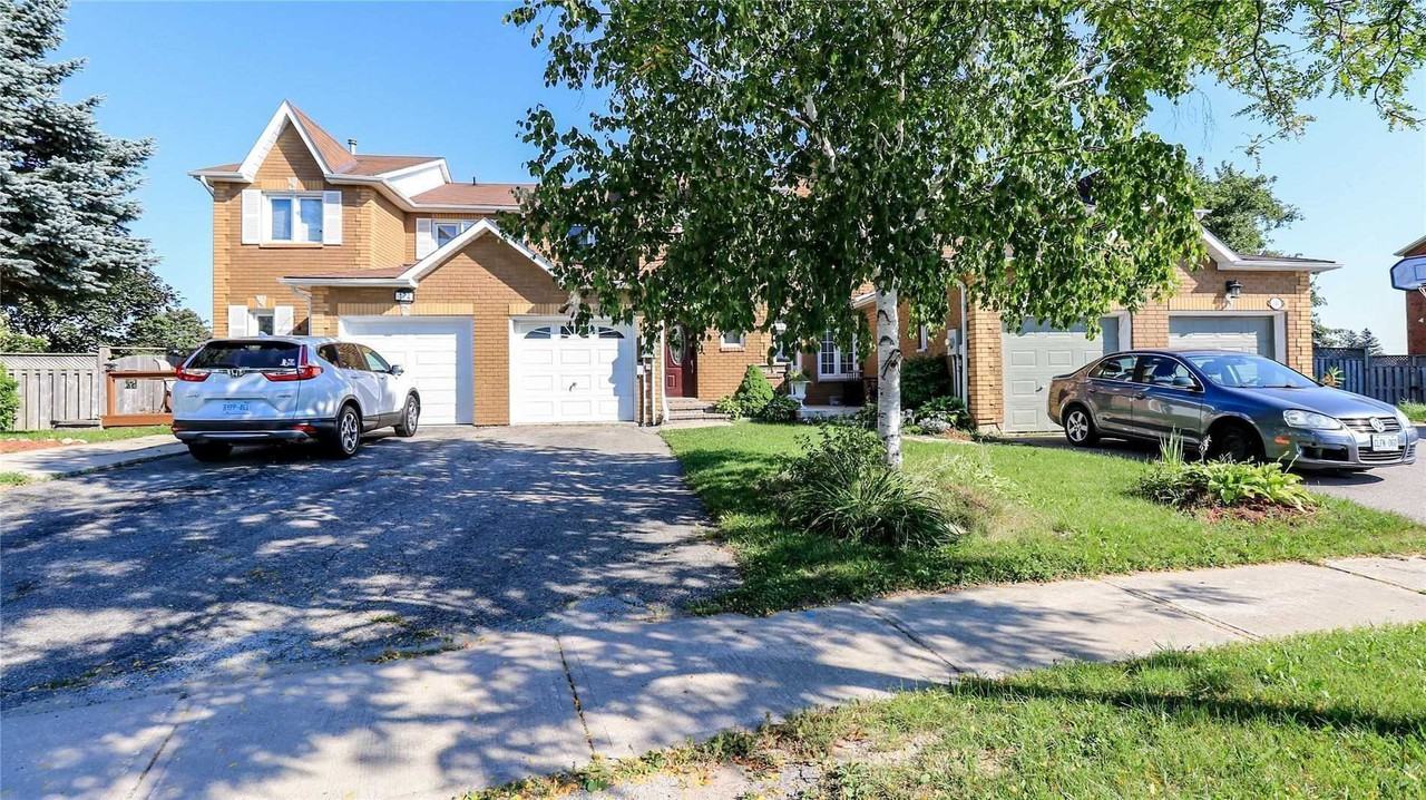 176 Howard Crescent - Photo 2 of 18