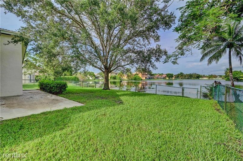 387 Sw 206th Ave - Photo 2 of 11