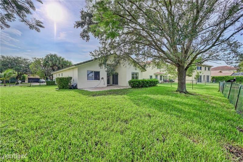 387 Sw 206th Ave - Photo 3 of 11