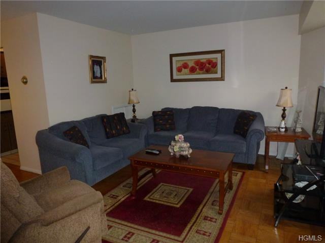 1 Hampton Ct #B - Photo 2 of 8