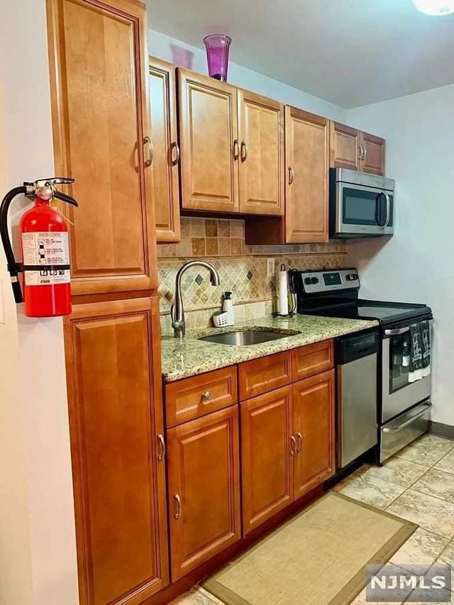 710 Mill St Unit H - Photo 3 of 14