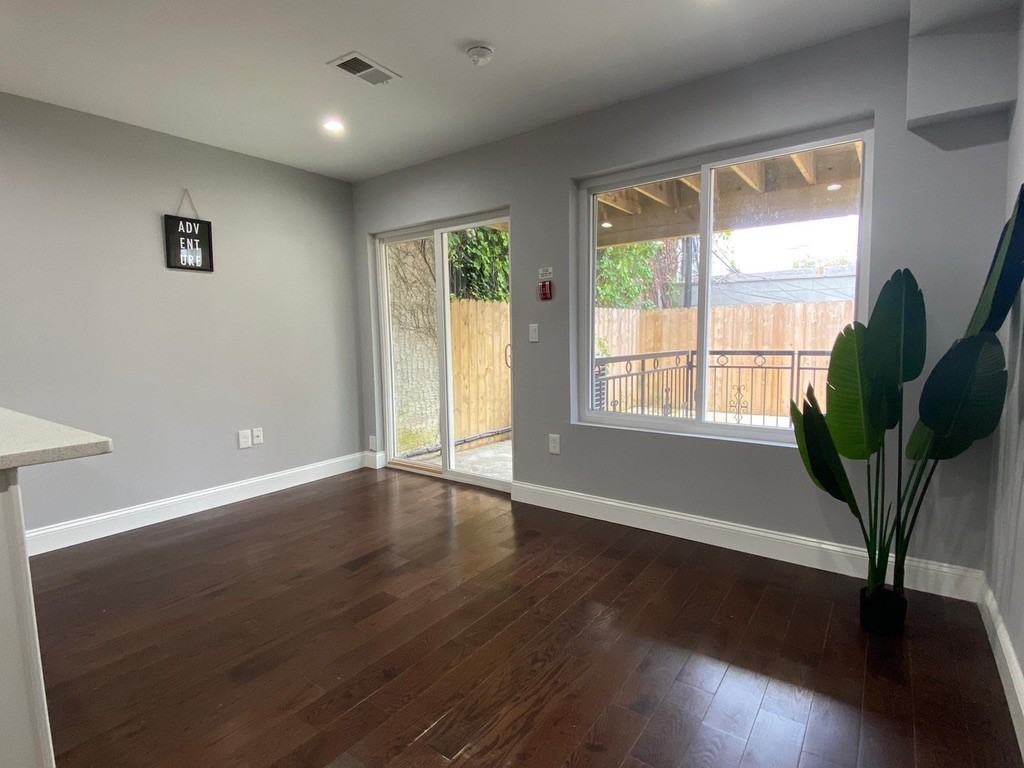 Triplex building - Photo 2 of 16