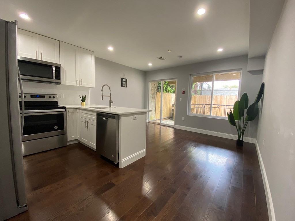 Triplex building - Photo 3 of 16