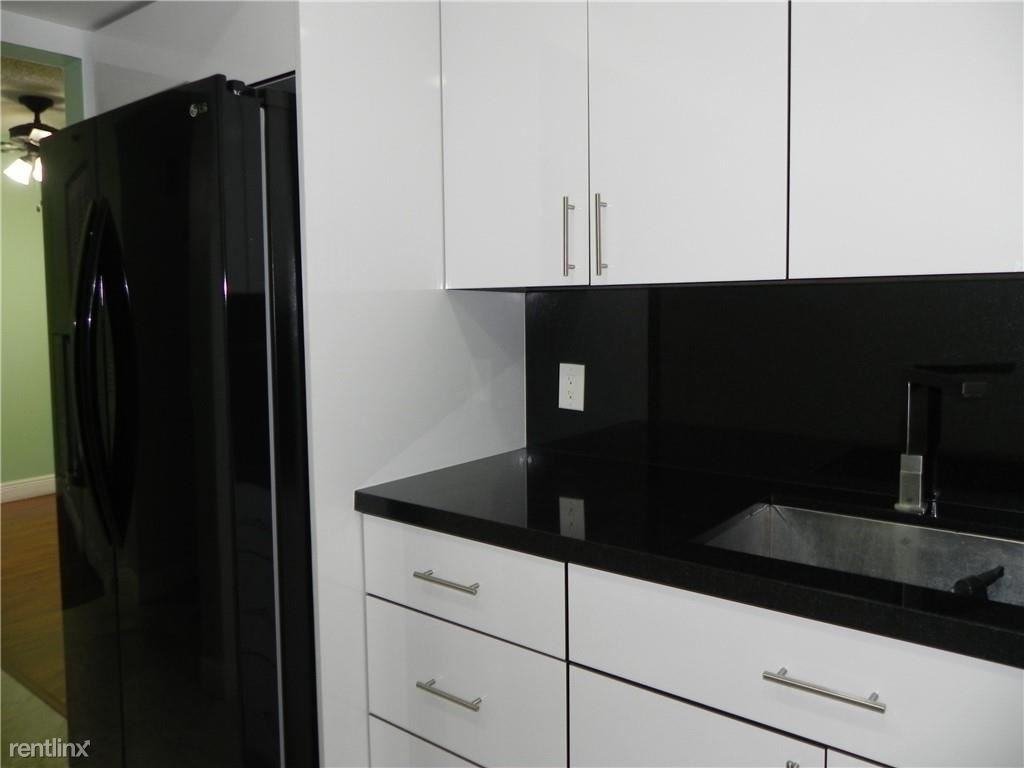 919 Hillcrest Dr - Photo 3 of 13