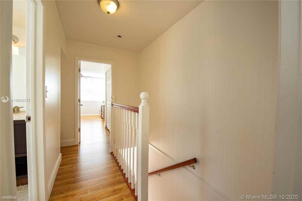 1731 SE 15th St - Photo 2 of 10