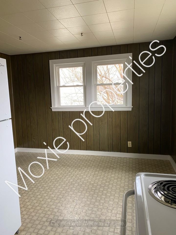 1924 S Market St - Photo 3 of 6