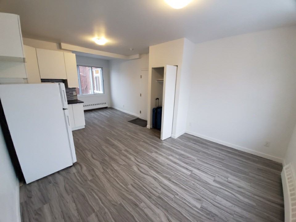 2390 Avenue Madison #408
