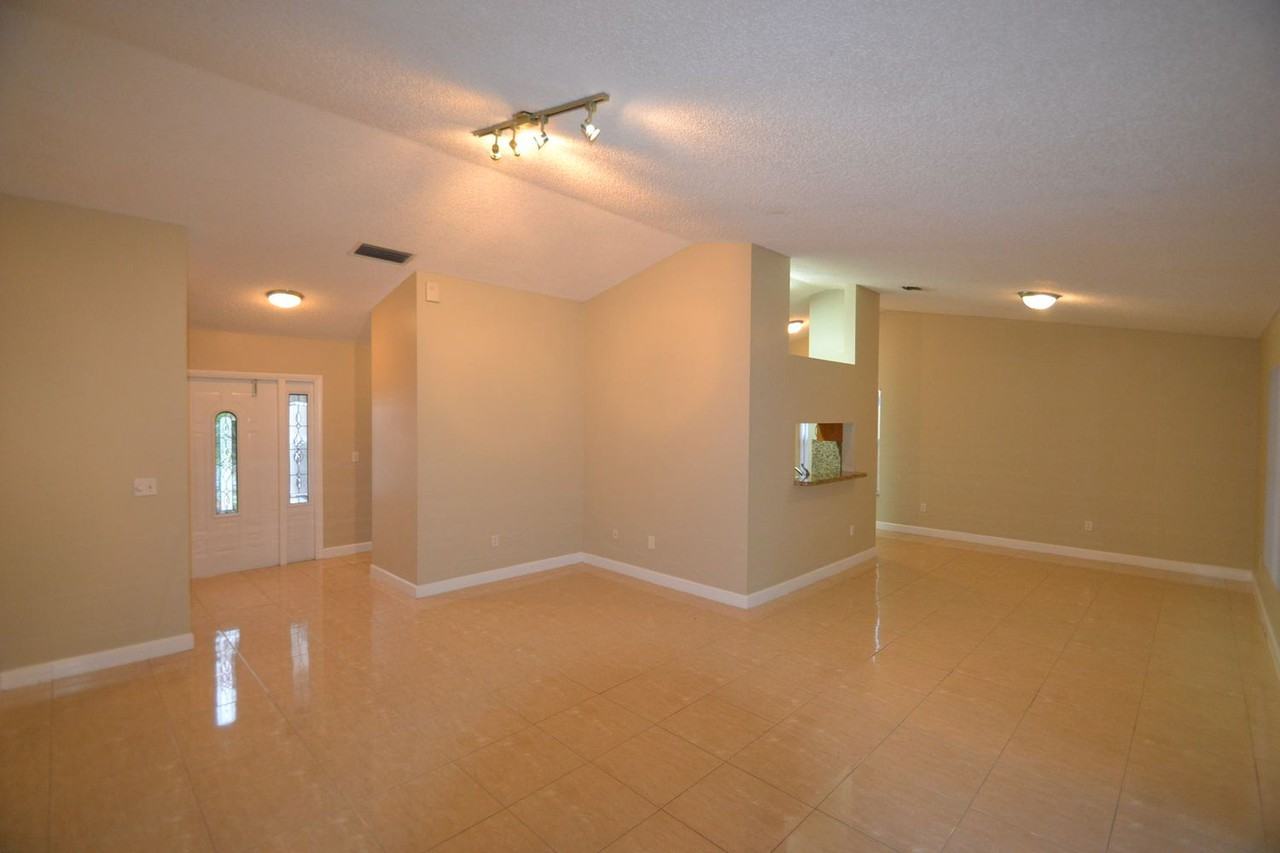 1111 Sw 87th Way - Photo 2 of 16