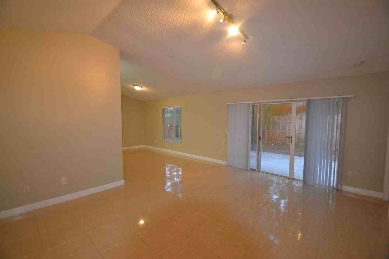 1111 Sw 87th Way - Photo 3 of 16