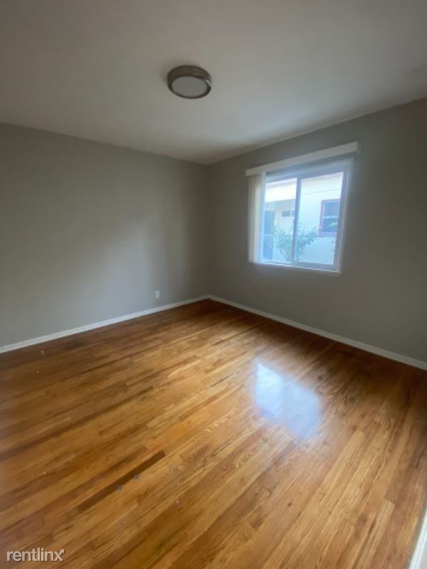 1548 W 20th St - Photo 3 of 19