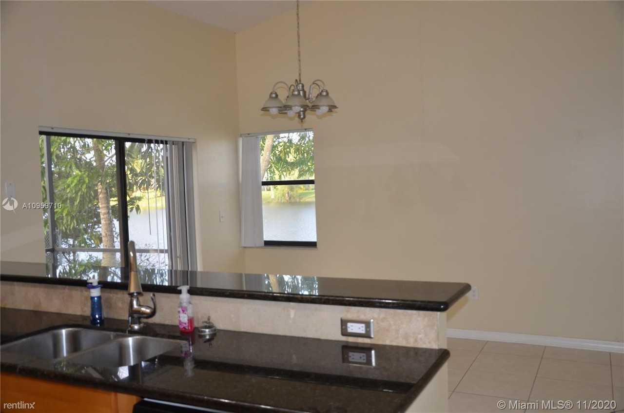 15019 Brighton Ln - Photo 2 of 6