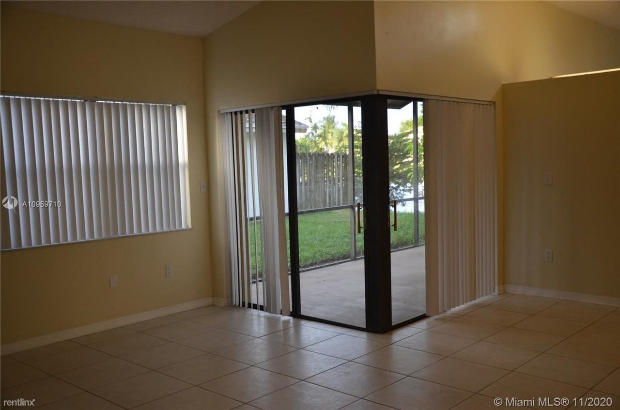 15019 Brighton Ln - Photo 3 of 6