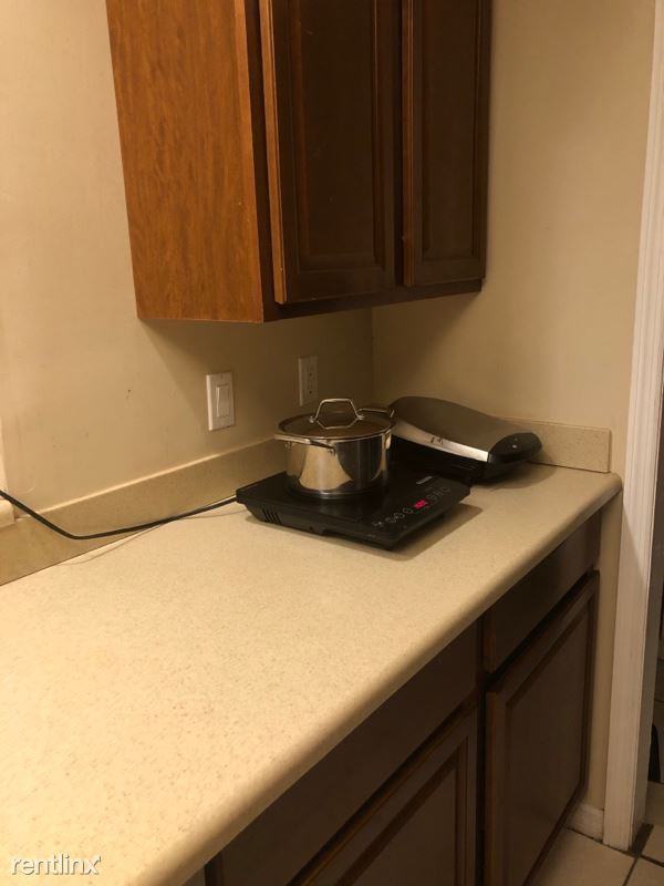 318 S Adams St - Photo 3 of 10