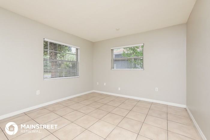 411 S Bay Ave - Photo 3 of 16