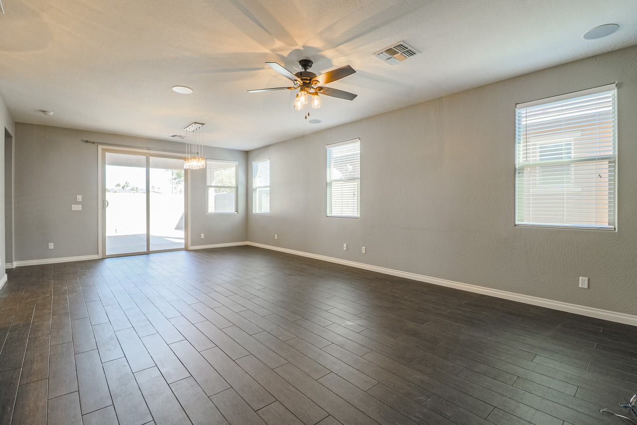 10910 E Calypso Ave - Photo 7 of 32