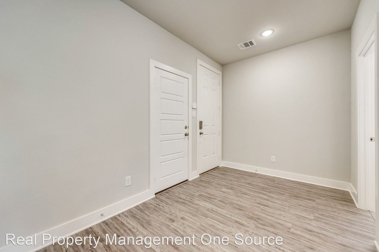 5004 Villas Dr - Photo 3 of 32