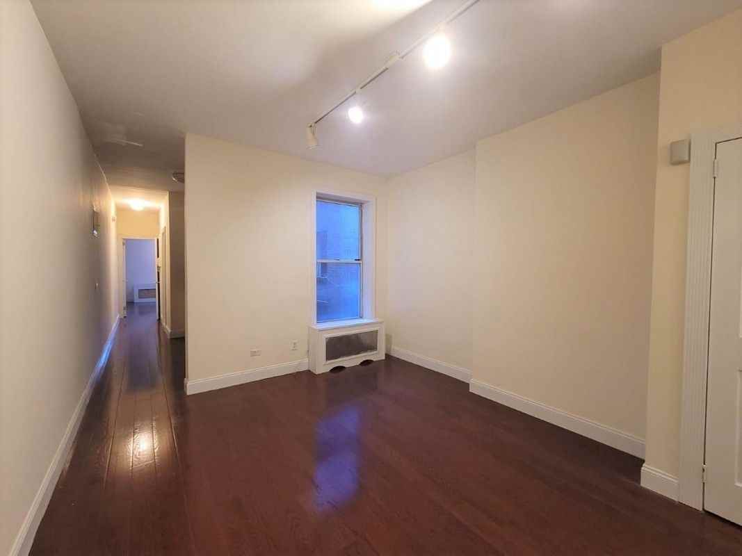 W 49th St & 10th Ave #4B