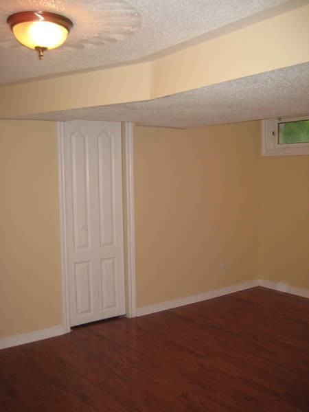 912 Normandy Crescent - Photo 4 of 10