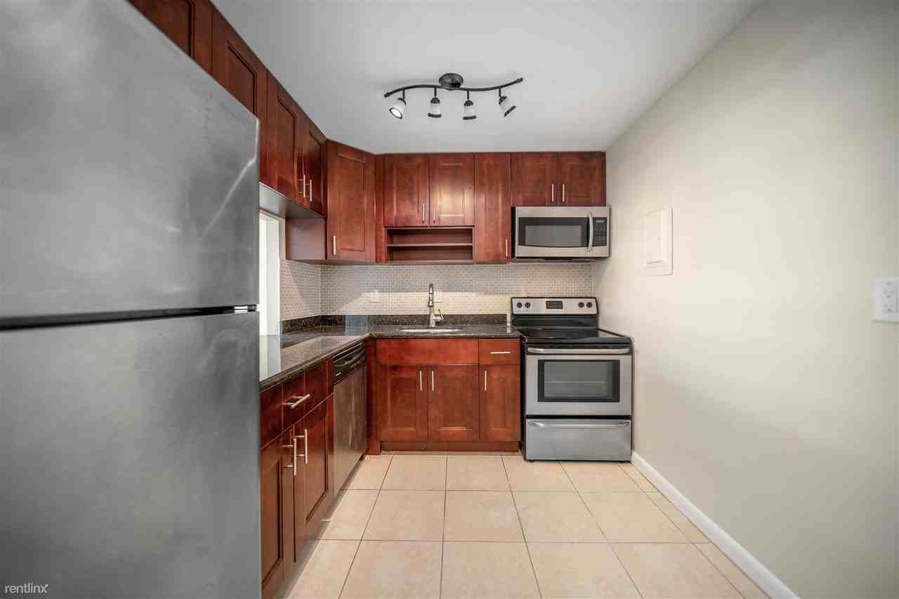 Gateway House Condominium - Photo 3 of 15