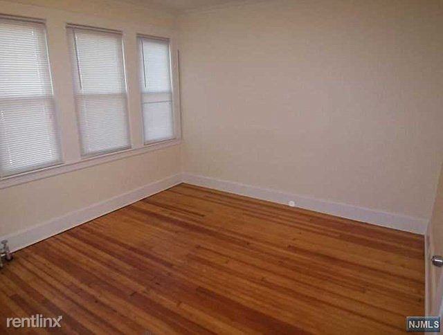 185 Linden Ave - Photo 3 of 4