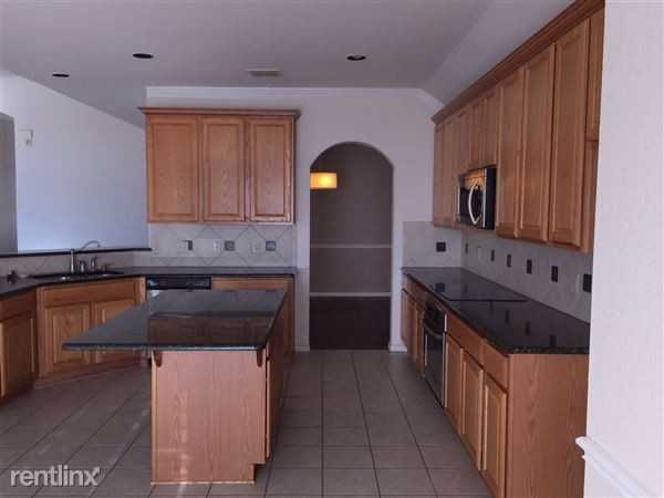 8800 Weston Ln - Photo 2 of 10