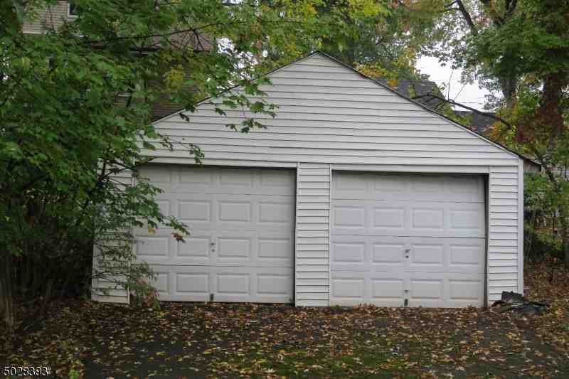 3 Roselyn Pl - Photo 2 of 2