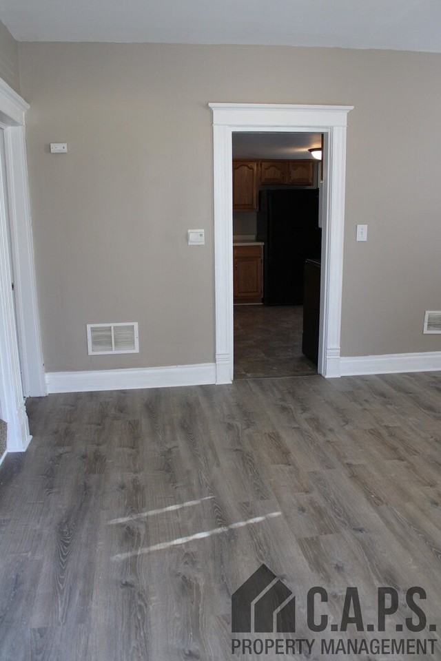 124 N Liberty St - Photo 3 of 19