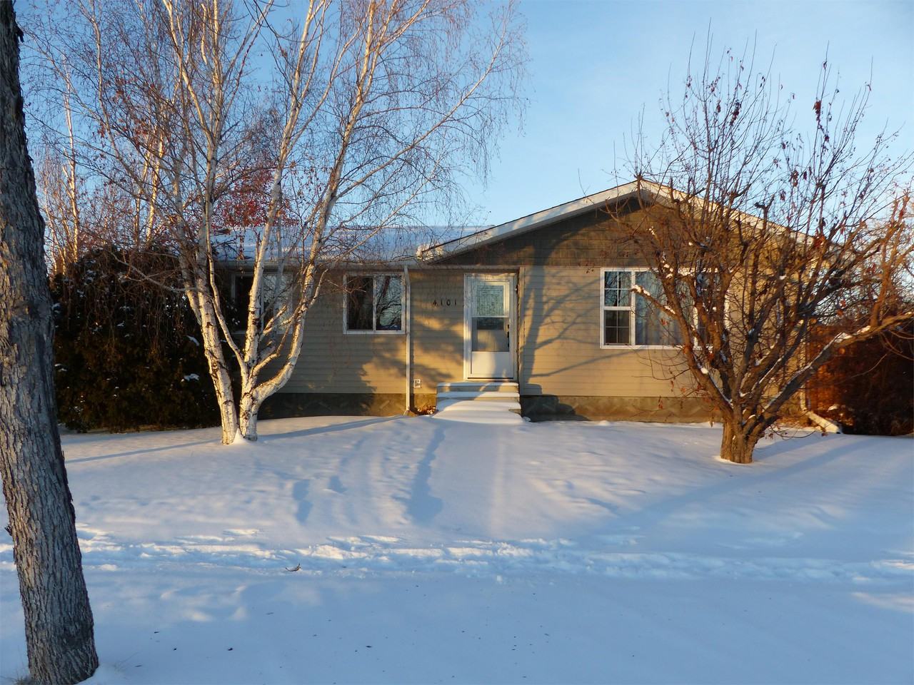 4101 45 St - Photo 3 of 23
