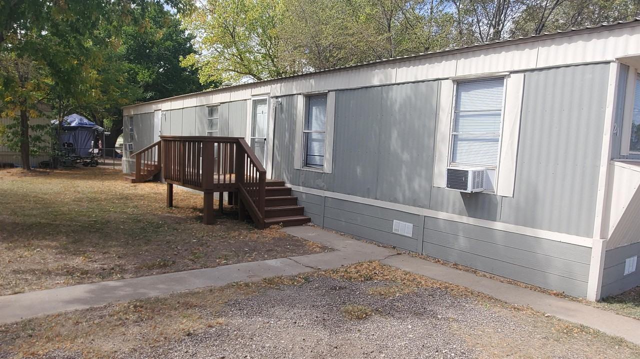 1406 8th St - Photo 2 of 8