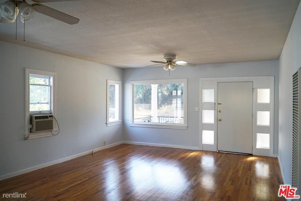 11029 Sarah St - Photo 2 of 10