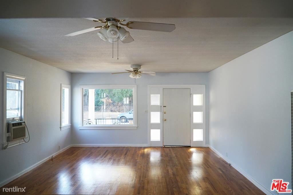 11029 Sarah St - Photo 3 of 10