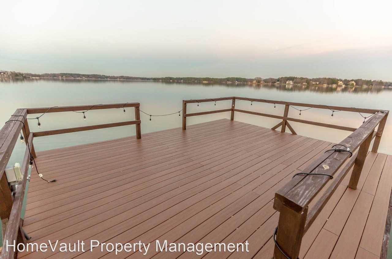 8011 Blue Water Ct - Photo 3 of 43