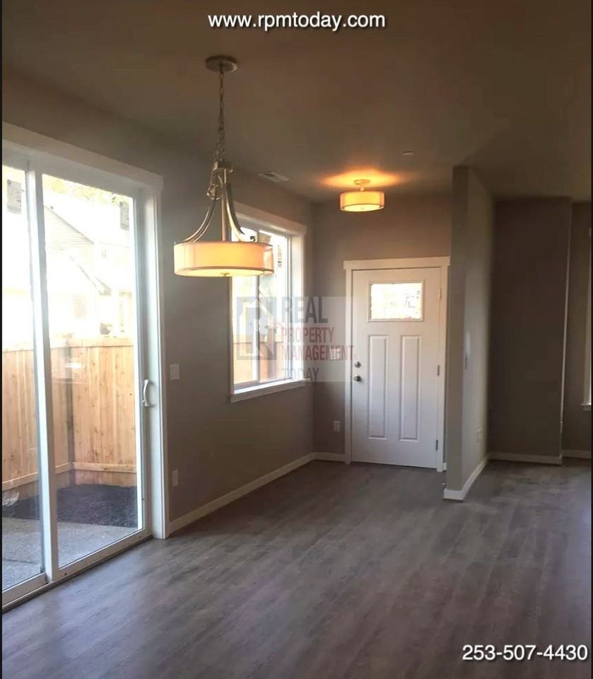 1539 Amethyst St Se - Photo 2 of 10