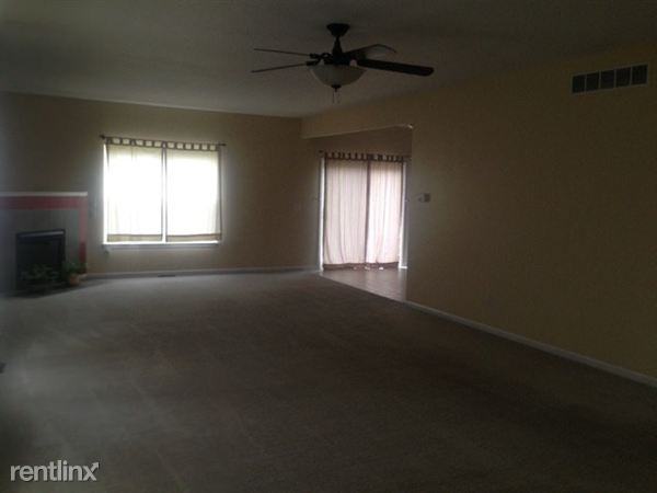42226 Freeport Ct - Photo 3 of 8