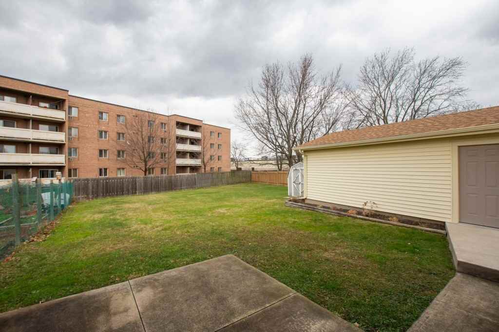 32 Vintage Crescent - Photo 3 of 20