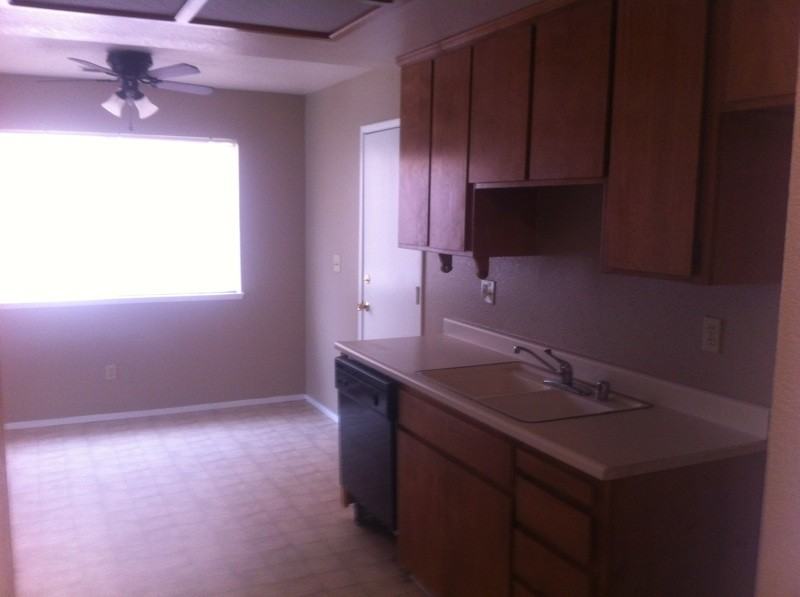 3209 Crownview Dr - Photo 3 of 9