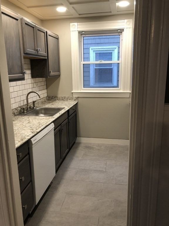 41 Middlesex Ave Apt 1 - Photo 3 of 10