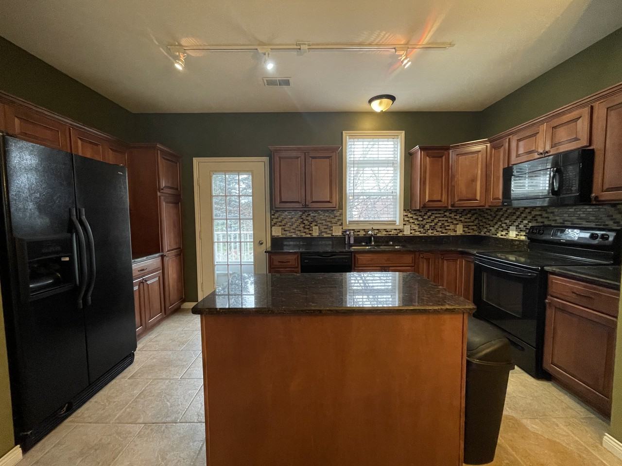 11695 Squiers Boulevard - Photo 5 of 21