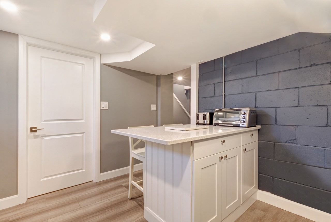 1206 Kingston Ave - Photo 2 of 9