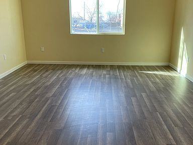 448 448 Texas St NE - B - Photo 2 of 5