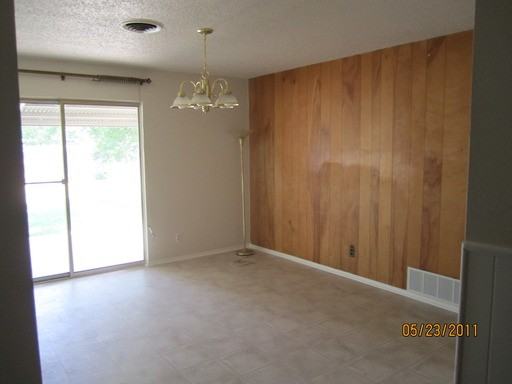 4235 Parkwood Dr - Photo 3 of 10