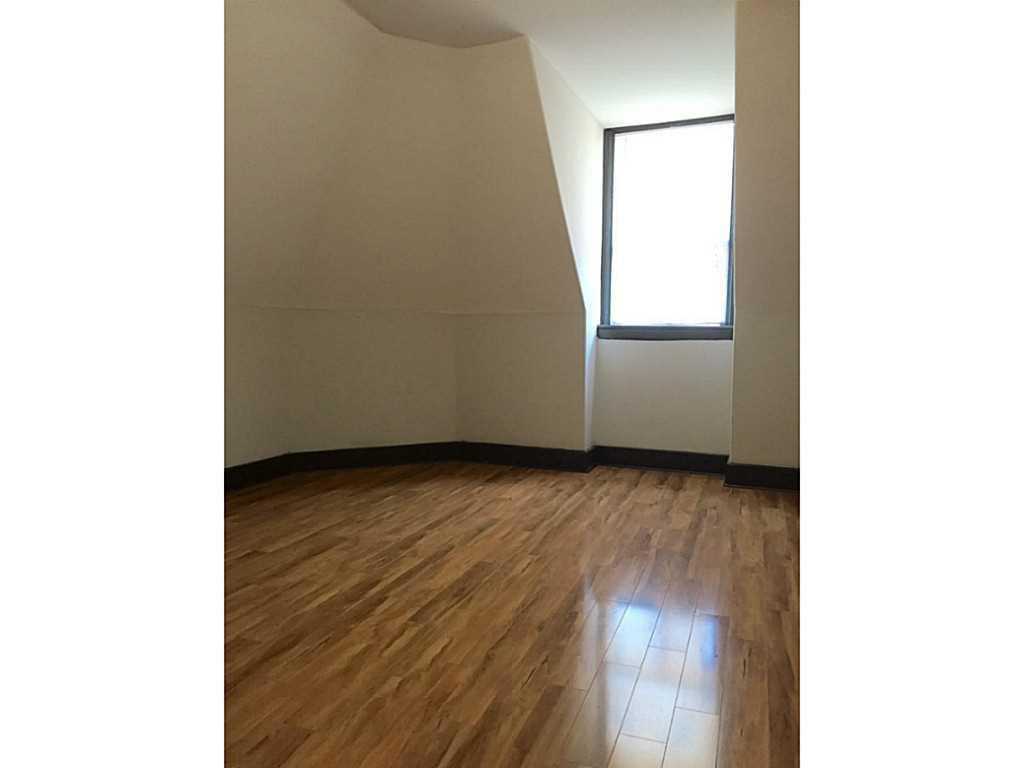 475 King Street West - Photo 2 of 7