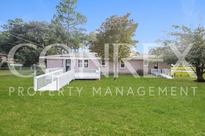 21 Newport Dr - Photo 3 of 12